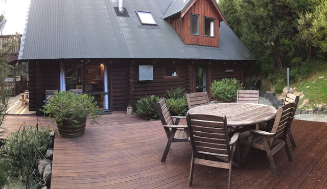 Authentic log chalet serene and secluded with outdoor spa