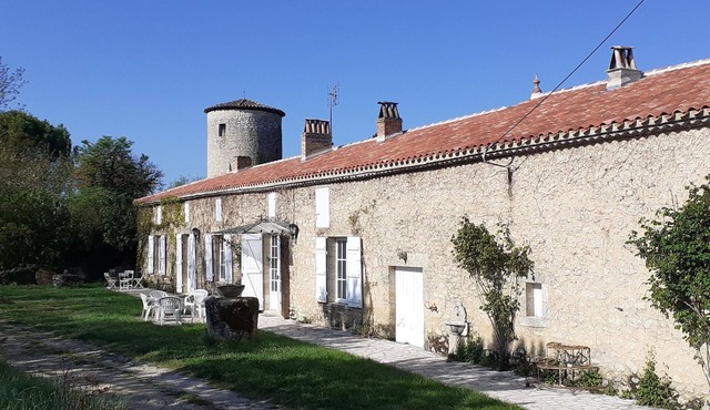 Authentic Maison de Maitre Meunier in the heart of vineyards and organic crops.