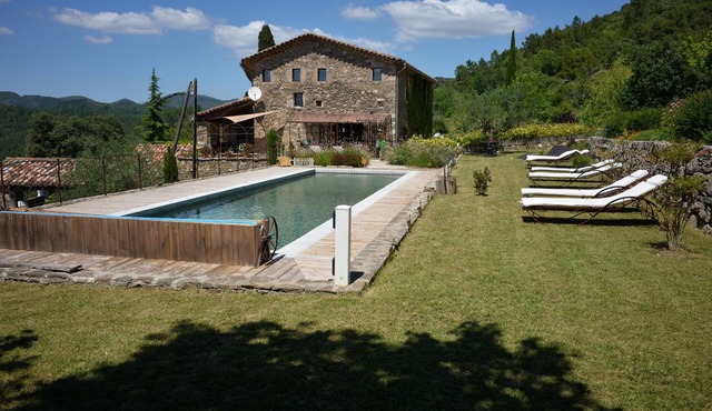 Authentic mas, between Cévennes and Garrigue.