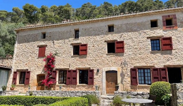 Authentic Mas in the middle of a magnificent property. Impressive view.