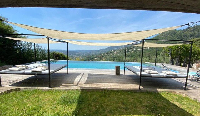 Authentic Mas of the XVIIe entirely renovated. Exceptional view,