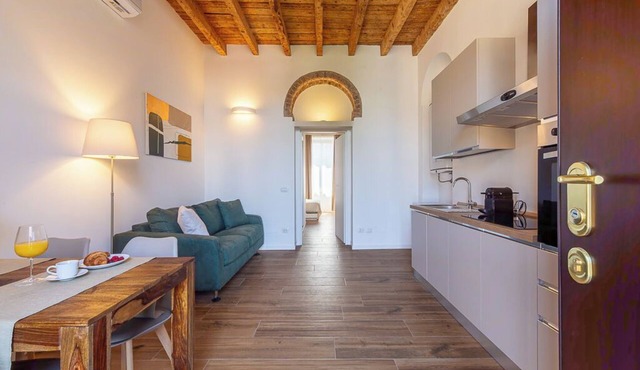 Authentic Milanese Apartment with Excellent City Connections, 15 min from Duomo