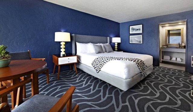 Authentic Monterey Adventure! Pool, Free Parking, Bar, Direct Beach Access!