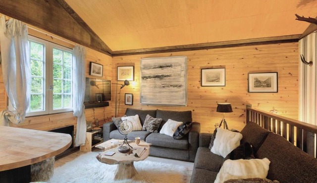 Authentic mountain cabin with river at 900m lake