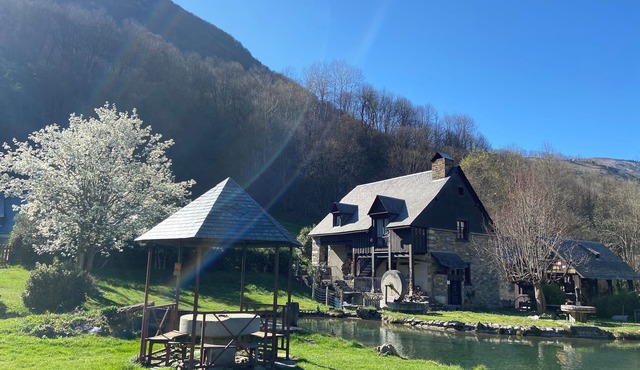 Authentic Mountain Retreat with Stunning Views and Large Park