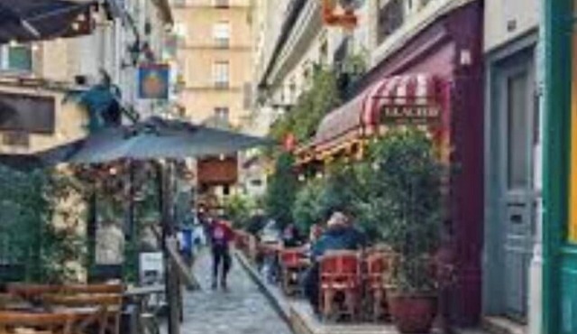 AUTHENTIC PARISIAN APARTMENT FOR EIGHT IN SAINT-GERMAIN