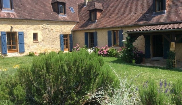 Authentic Périgourdine, spacious and charming, with flower-filled garden