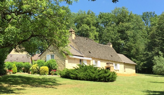 Authentic property 10 minutes from SARLAT and LASCAUX IV with heated pool