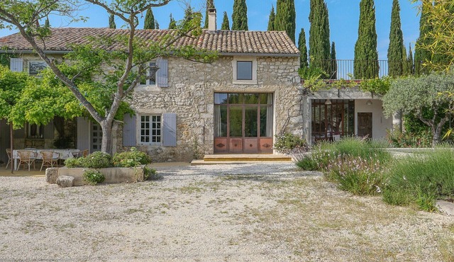 Authentic Provençal farmhouse with pool in the Drôme Provençale, La Garde-Adhémar