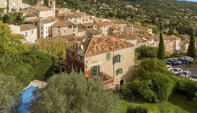 Authentic Provençal Bastide with private pool and garden in medieval town