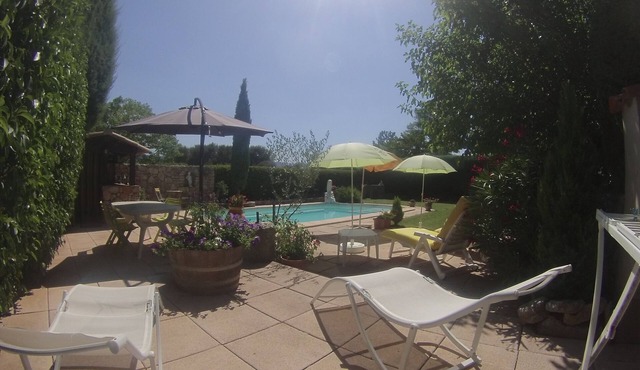 Authentic Provencal house in large property, without neighborhood, near Ai