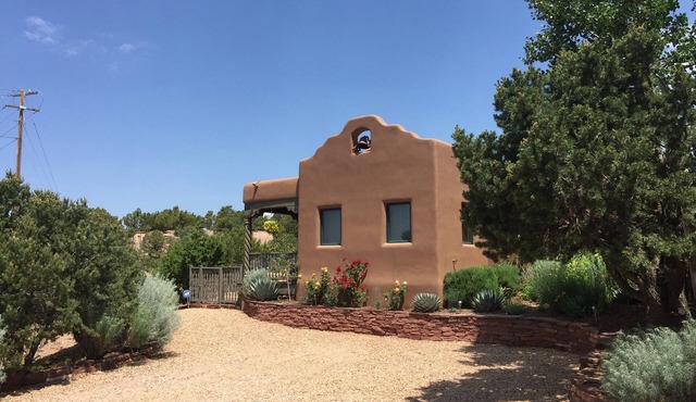 Authentic Santa Fe Casita with Views on the Edge of Town