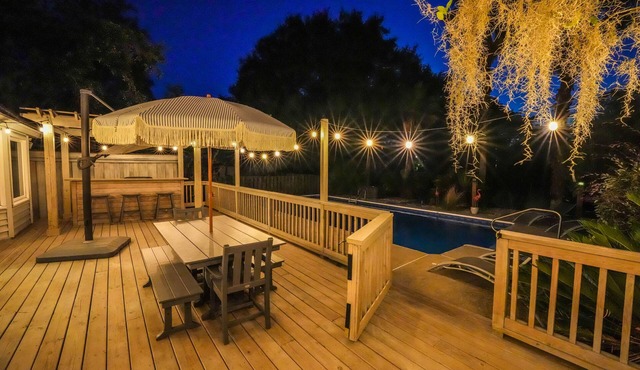 'Authentic Savannah' Oak canopied Street near Wormsloe/local dining/with pool