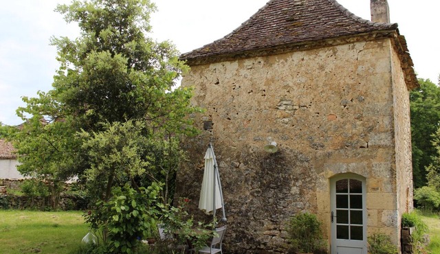 Authentic Stay in 17th Century Dovecote with Internet and Pets Allowed