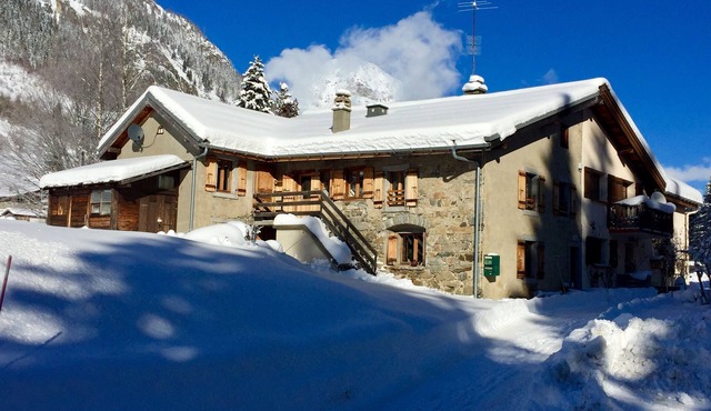 Authentic stone and larch chalet/350 m from the gondola 8/9 persons 90 m²/430 sq. ft.