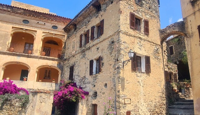 Authentic stone house in the heart of a medieval village · sea 20 min away