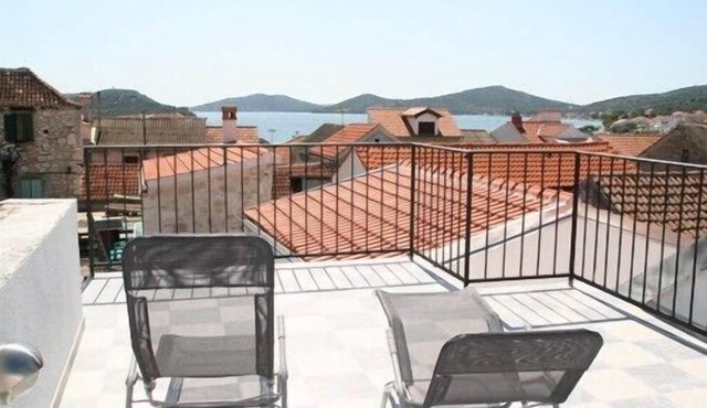 Authentic stone house. Roof terrace & sea view, Spacious & pet-friendly