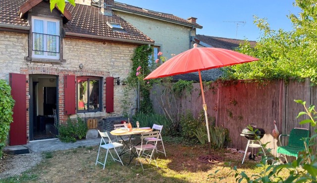 Authentic stone house with garden in Bayel