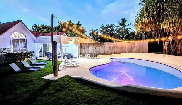 Authentic Tropical Villa w/XXL Pool in Casa Linda