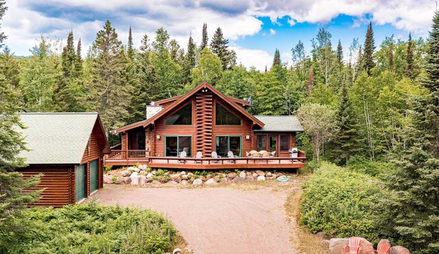 Authentic Up North Log Cabin with Modern Comforts
