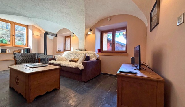 Authentic vaulted apartment renovated in St Martin, 2 bedrooms, 4 pers, close to slopes