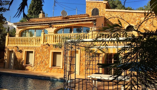 Authentic villa,AC,WIFI,private pool,tropical garden,very private,near seaside