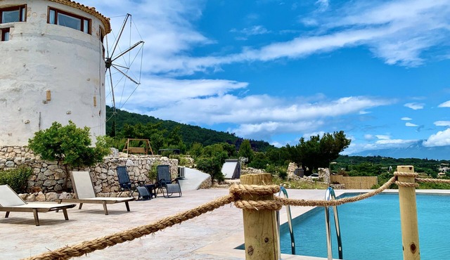 Authentic windmill villa , stunning sea view , live sunrise near the Shipwreck.