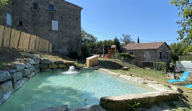AUTHENTIQUE BATISSE CEVENOLE DU XVIII SIECLE EN BORDURE DE RIVIERE