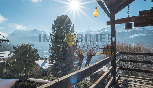 Authentique chalet valaisan en madrier de mélèze sur deux étages pour 7 personnes, récemment rénové.