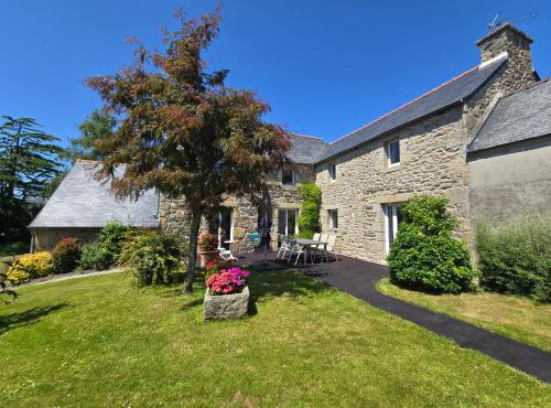 Authentique maison bretonne avec jardin fleuri