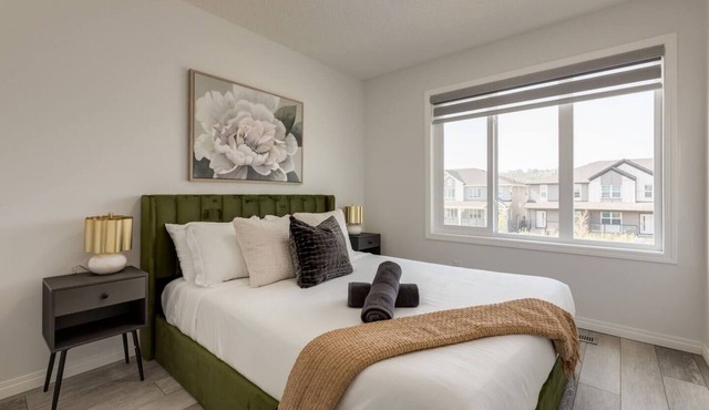 "Autumn" 2 Queen/1 King Bed-Sleeps 7!