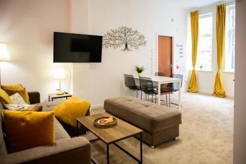 Autumn Breeze - 2BR - Sofa Bed - WiFi - Free Parking - Central - Didsbury