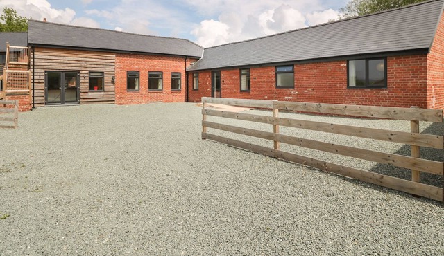 AUTUMN BROOK BARN, pet friendly, with a garden in Montgomery