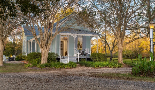 Autumn Cottage: Sunlit Private Cottage in Cajun Country with Lake Views & Porch