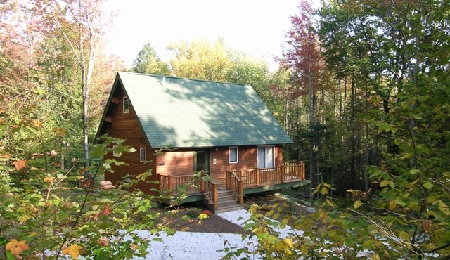 Autumn Escape - Chalet Retreat in the Heart of the Mountains. Dog friendly!