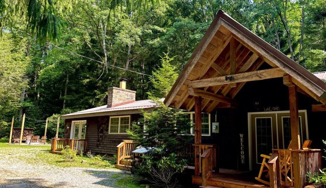 Autumn Escape Hemlock Lodge Sleeps 7, 4BR 2BA · Hot Tub Fire Pit Grill Fireplace