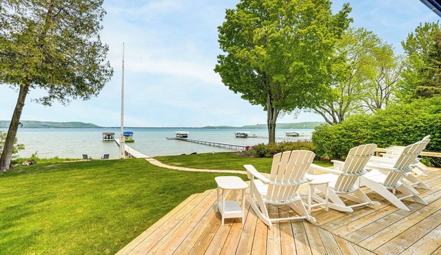 Autumn Escape on Glen Lake: Waterfront Cottage!