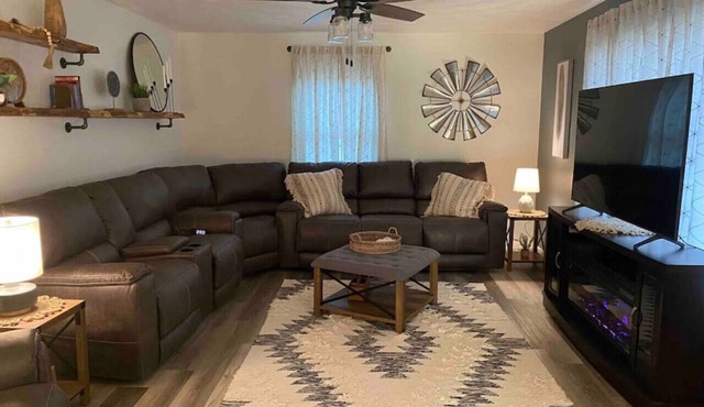 Autumn Escape Springfield House: Sleeps 8, 3BR 2BA · Hot Tub Fire Pit Grill Pool