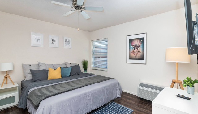 Autumn Seas 1 King BR Free parking Wi-Fi and Gym access Peaceful and Comfortable