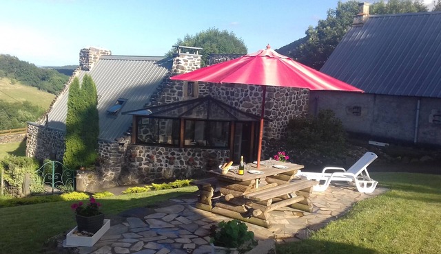 Auvergne Puy de dôme 1140 m calm and relaxation guaranteed heated swimming pool
