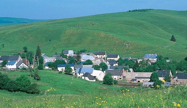 Auvergne rental for 6 people hiking