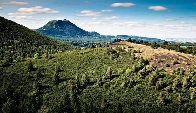 Auvergne house near Salers - 4 bedrooms - garage