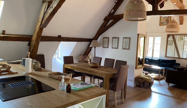 Aux 3 Maillets 2. Beautiful apartment in a 16th-century house.