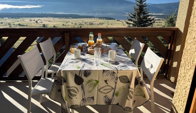 Aux Angles apartment, lake view, 5 minutes walk from the village center!