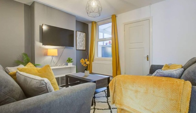 AV Stays Modern Central Reading 4 Bed House