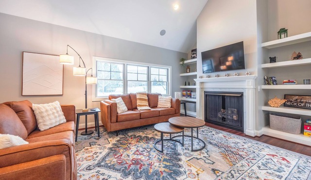 AV40, Beautiful New Home! Fireplace, Hot tub!