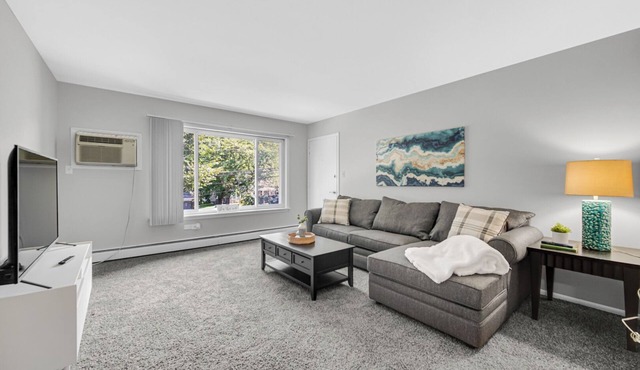 AVAIL 4/15 - 1 bed/1 bath downtown Crown Point