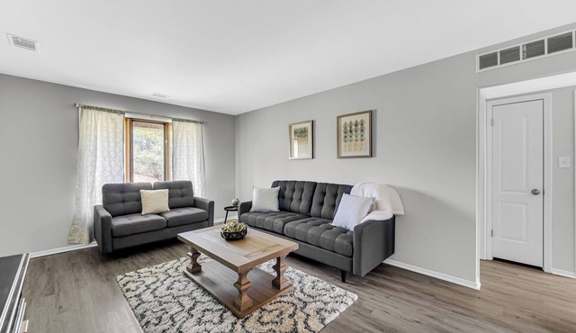AVAIL 8/4 - NEW 2BED CONDO by Hospital & Chicago