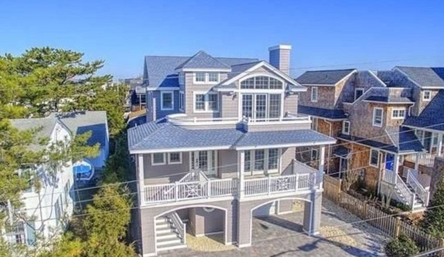 Avail July 17-24! Beach Haven LEHYC new home with pool and outdoor kitchen