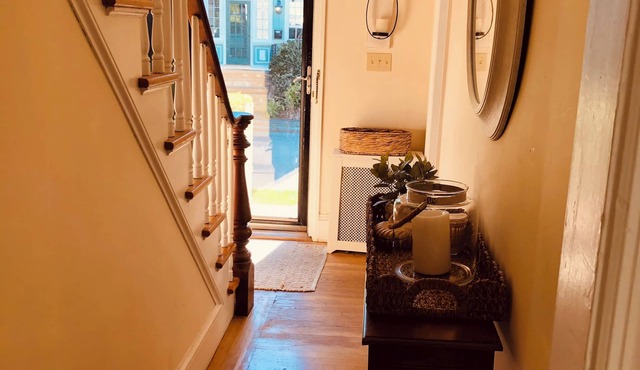 Avail Sept-June. Charming 3 bedroom home. Walk to shops, restaurants, Cliff Walk